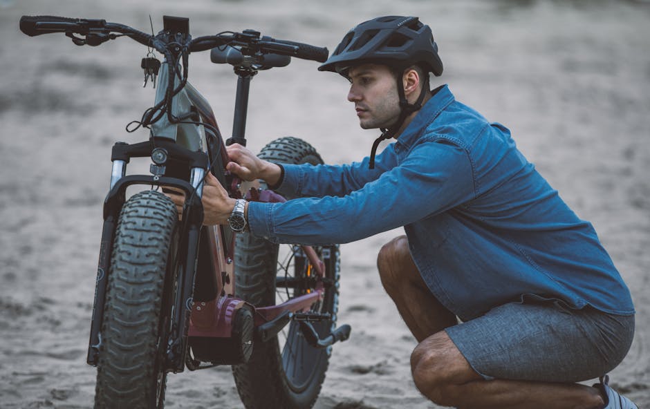 Aficionado revisando su bicicleta de montaña antes de una ruta